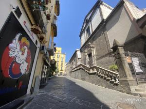 una strada vuota in una città con edifici di Vesevo Rooms a Napoli