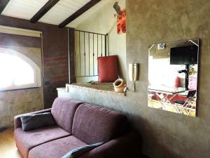sala de estar con sofá y cama en Albachiara home - vista mare, en Cipressa