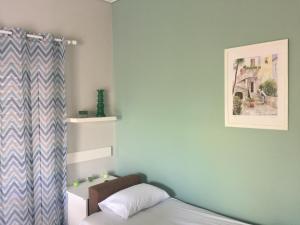 1 dormitorio con 1 cama y una foto en la pared en Villa Sofia, en Chrani