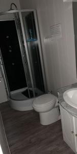 y baño con ducha, aseo y lavamanos. en appartement de letty en Fort-Mahon-Plage