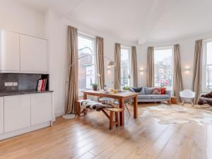 a living room with a table and a couch at Pass the Keys Beautiful 2BED Apartment 2min from Hampstead Heath in London