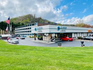 un edificio con coches estacionados en un estacionamiento en Clarion Hotel Conference Center, en Maggie Valley