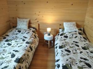 Posteľ alebo postele v izbe v ubytovaní Domki i apartamenty nad jeziorem solińskim z basenem I widokiem na góry + 28 fotografií