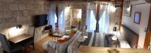 uma sala de estar com um sofá e uma grande janela em Old town St. Roko em Korčula