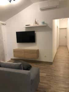 TV a/nebo společenská místnost v ubytování Ideal Holiday Apartment 2