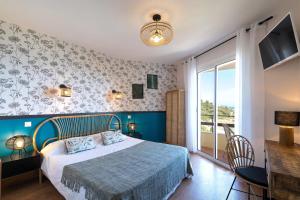 Säng eller sängar i ett rum på "Cap Riviera" Hotel & Restaurant Saint Aygulf