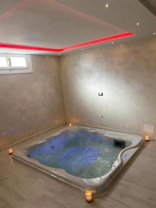 een groot bad in een hoek van een kamer bij B&B Villa Terranova in Sorso
