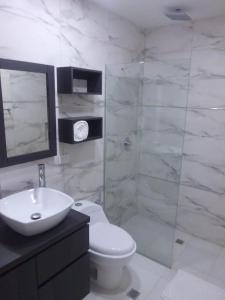 Kylpyhuone majoituspaikassa Tucacas Beach Hotel