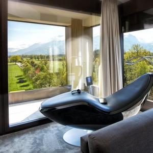 ein Wohnzimmer mit einem großen Fenster und einer Badewanne in der Unterkunft b-smart hotel Bendern in Bendern