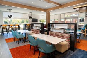 un ristorante con tavoli e sedie e un bar di Hyatt House Nashville Airport a Nashville