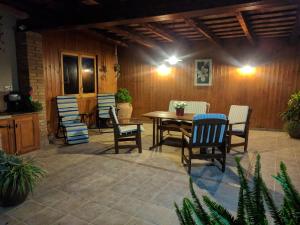 Habitación con patio con mesa y sillas. en Casa Baleso, en Deltebre