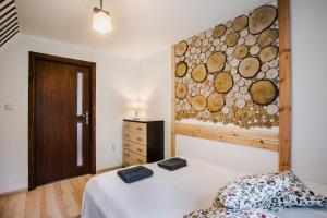 Posteľ alebo postele v izbe v ubytovaní Dwupiętrowy Apartament Grota 2