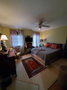 une chambre avec un lit et un salon dans l'établissement Maryland Homeaway, Frederick MD Historic District Home, Off Street Parking, à Frederick