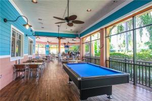 שולחן ביליארד ב-Amazing Villa near Disney at the Bahama Bay Resort villa