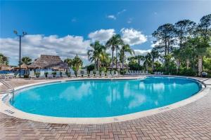 בריכת השחייה שנמצאת ב-Amazing Villa near Disney at the Bahama Bay Resort villa או באזור