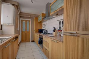 Η κουζίνα ή μικρή κουζίνα στο Sunderland Self Catering 2 - Violet Cottage Free Parking