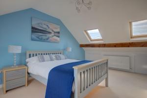 Un pat sau paturi într-o cameră la Sunderland Self Catering 2 - Violet Cottage Free Parking