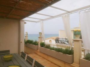 balkon z widokiem na ocean w obiekcie Casa Marianne w mieście Donnalucata
