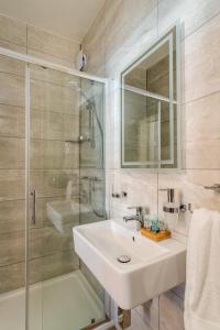 y baño con lavabo y ducha. en Torland Seafront Hotel - all rooms en-suite, free parking, wifi en Paignton