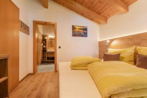 a bedroom with two twin beds in a room at Ferienwohnung Stern in Neustift im Stubaital