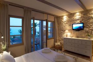 a hotel room with a tv and a bed at Casa Maistra Residence in Rethymno