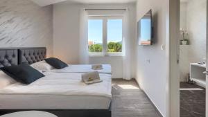 sypialnia z dwoma łóżkami i laptopem w obiekcie Luxury Villa Subventus w Krku +37 zdjęć
