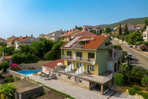 O vedere a piscinei de la sau din apropiere de Apartments Jasna