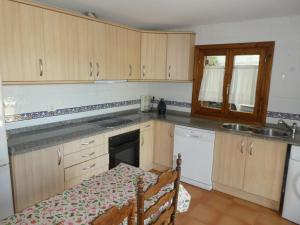 A kitchen or kitchenette at Casa con jardín frente ciudadela
