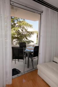 Camera dotata di balcone con tavolo e sedie. di Opera 3 a Zara (Zadar)