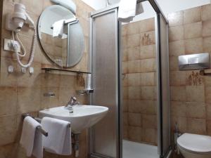 Un baño de Garni Weghueb