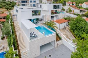 Bazén v ubytování Luxury Villa Complex nebo v jeho okolí