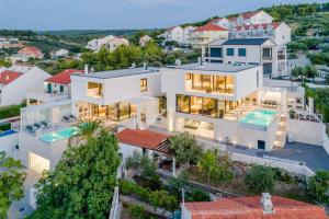 Bazén v ubytování Luxury Villa Complex nebo v jeho okolí