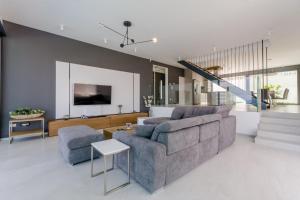 TV a/nebo společenská místnost v ubytování Luxury Villa Complex