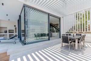 Balkón nebo terasa v ubytování Luxury Villa Complex