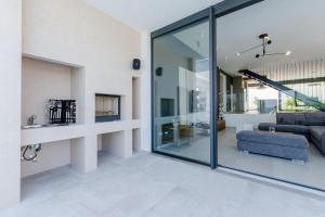 TV a/nebo společenská místnost v ubytování Luxury Villa Complex