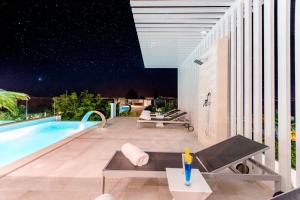 Bazén v ubytování Luxury Villa Complex nebo v jeho okolí