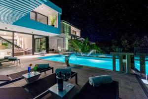 Bazén v ubytování Luxury Villa Complex nebo v jeho okolí