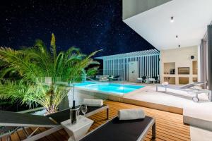 Bazén v ubytování Luxury Villa Complex nebo v jeho okolí