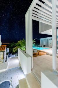 Bazén v ubytování Luxury Villa Complex nebo v jeho okolí