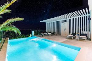 Bazén v ubytování Luxury Villa Complex nebo v jeho okolí