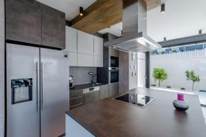 Kuchyň nebo kuchyňský kout v ubytování Luxury Villa Complex