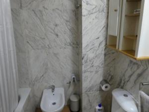 A bathroom at Casa con jardín frente ciudadela Még 35 kép