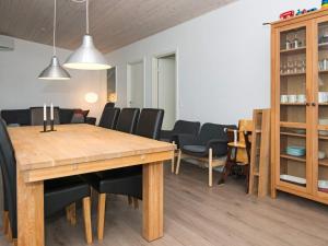 Posezení v ubytování 6 person holiday home in Knebel