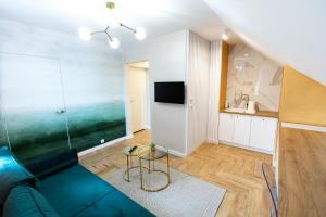 Televízia a/alebo spoločenská miestnosť v ubytovaní Stylowe Apartamenty Plewiska