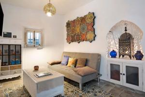 sala de estar con sofá y mesa en Precioso apartamento en Vejer con terraza, en Vejer de la Frontera