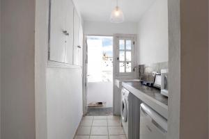 cocina blanca con fregadero y ventana en Precioso apartamento en Vejer con terraza, en Vejer de la Frontera