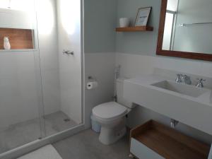 a bathroom with a toilet and a sink and a shower at Casa Verde - Suíte 2 - Iúcas, Teresópolis, RJ in Teresópolis