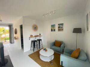 sala de estar con sofá y mesa en Suite pour deux, en La Jarne