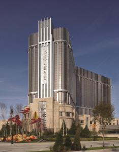 MGM Grand Detroit في ديترويت: مبنى كبير أمامه برج ساعة