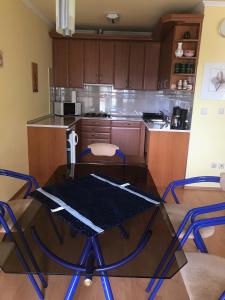 Kuchyňa alebo kuchynka v ubytovaní Vida Apartman
